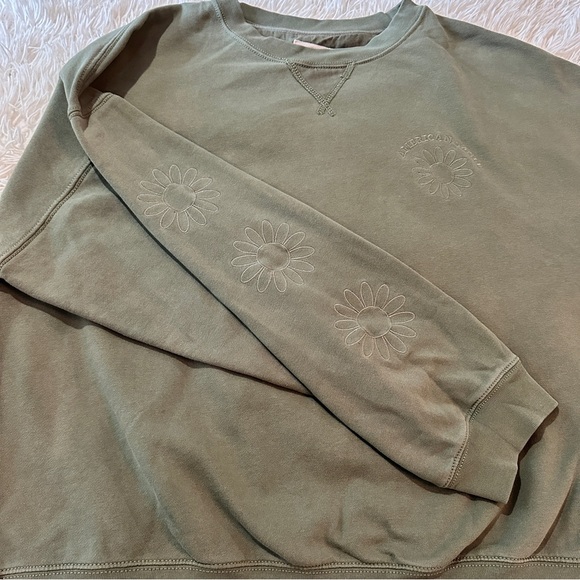 American Eagle Green Daisy Embroidered Crewneck Sweatshirt Size XL - Picture 11 of 15